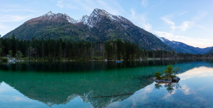 Der Zauberwald am Hintersee macht seinem Namen alle Ehre, denn hier gibt es moosbedeckte Felsen, einen t&uuml;rkisgr&uuml;nen Bergsee und schattige Wege.