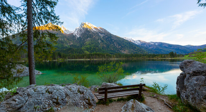 Der Zauberwald am Hintersee macht seinem Namen alle Ehre, denn hier gibt es moosbedeckte Felsen, einen t&uuml;rkisgr&uuml;nen Bergsee und schattige Wege.