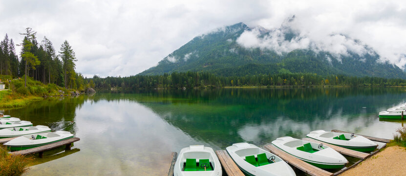 Der Zauberwald am Hintersee macht seinem Namen alle Ehre, denn hier gibt es moosbedeckte Felsen, einen t&uuml;rkisgr&uuml;nen Bergsee und schattige Wege.