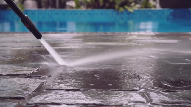 石材床へ広がる高圧洗浄の水しぶきが汚れを落とす