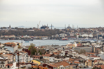 Obraz premium High angle panoramic view of the historical peninsula with Hagia Sophia against the Marmara sea and Golden Horn covered in a light haze during a spring day.