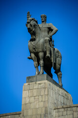 Fototapeta premium Bronze Equestrian King Vakhtang Gorgasali Monument in Tbilisi, Georgia under a clear blue sky