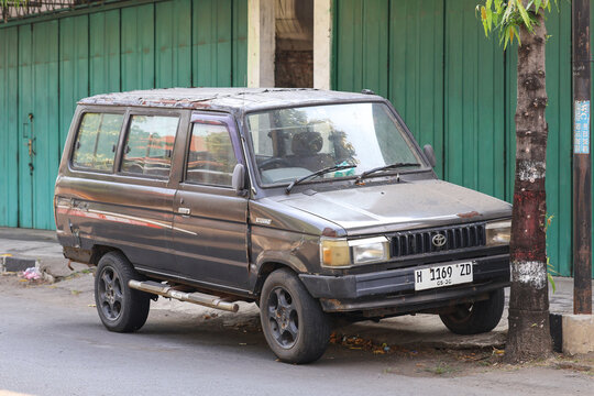 car, vehicle, automobile, toyota, kijang, minivan, van, old, vintage, retro, classic, rusty, black, parked, street, road, urban, indonesia, transport, transportation, drive, engine, wheel, tire, door,