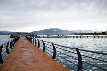 Obraz premium wooden pier in the lake o a cloudy day