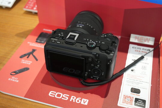 The new Canon EOS R6V mirrorless camera displayed on a retail stand.