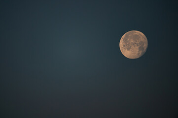 Vollmond am klaren Abendhimmel mit viel Kopierraum, astronomischer Hintergrund © Joachim