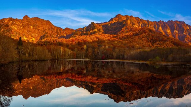 水面に映る山」の写真素材 | 5,527件の無料イラスト画像 | Adobe Stock