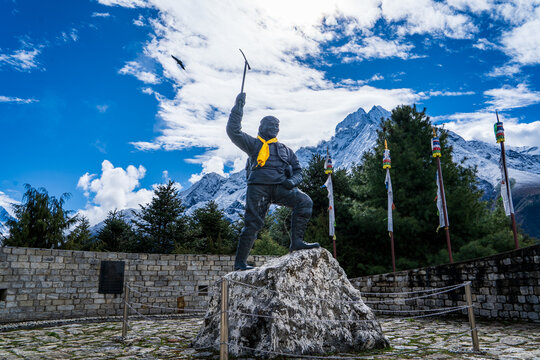 Monumento a Tenzing Norgay, primer Sherpa en alcanzar la cima del Everest, en Namche Bazar, Nepal.