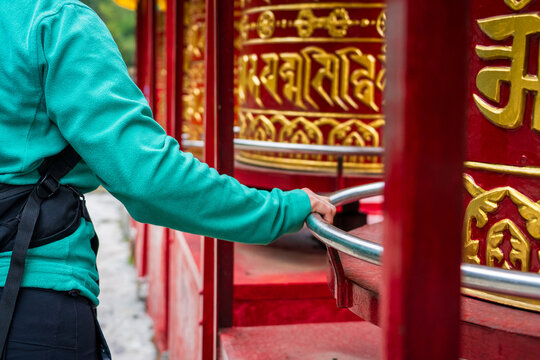 Mujer rodando los rodillos de plegarias en un monasterio en la monta&ntilde;a, en la regi&oacute;n del Everest, en Nepal.
