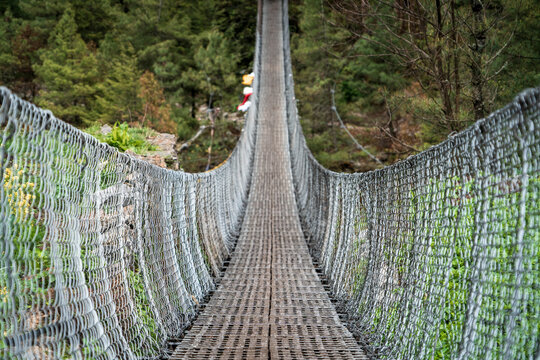 Puente colgante sin gente, t&iacute;pico de ver en el ascenso al campamento base del everest, en Nepal.