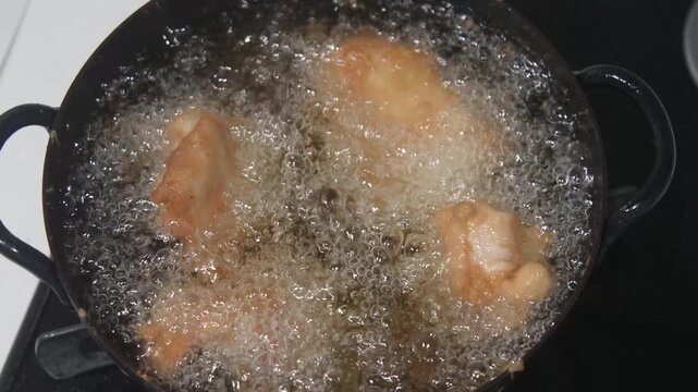 鶏のから揚げを揚げる様子