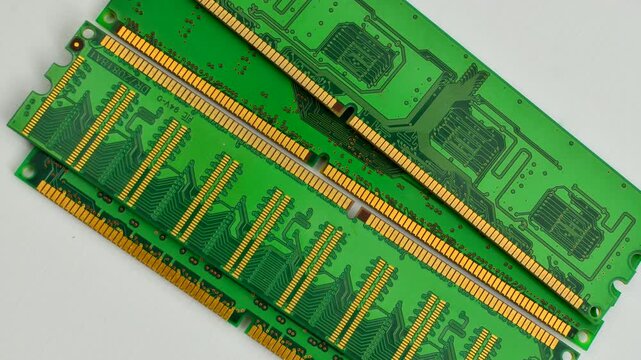 Fascinating detail of computer RAM, with shiny chips ready to accelerate performance. Impressive close-up of RAM memory, revealing its intricate architecture and computing power.
