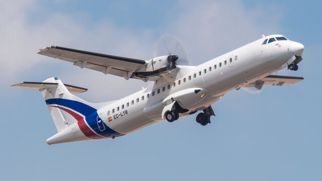 Avi&oacute;n comercial de h&eacute;lice ATR 72 de la aerol&iacute;nea Swiftair despegando en un cielo despejado, matr&iacute;cula EC-LYB.