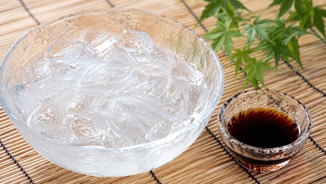 氷水に浮かぶ透明なくずきりと黒蜜 京都の涼菓
