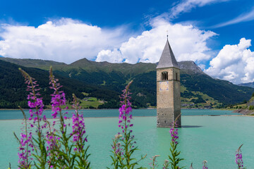 Kirchturm bei Graun im Vinschgau am Reschensee © Fabian Ibelherr