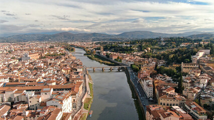 Obraz premium Florence cityscape with arno river and old bridges