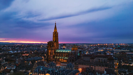Obraz premium Strasbourg cathedral spire illuminating city at dusk