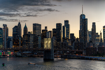 Obraz premium Sunset Skyline view of Lower Manhattan from an aerial view towards the Brooklyn Bridge and Financial District of New York City.