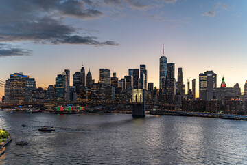 Obraz premium Sunset Skyline view of Lower Manhattan from an aerial view towards the Brooklyn Bridge and Financial District of New York City.