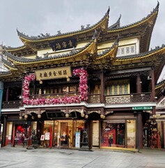Tradycyjna architektura centrum handlowego YuYuan Tourist Mart w Szanghaju, Chiny © Magorzata
