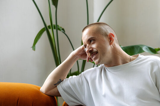 A guy listening a story
