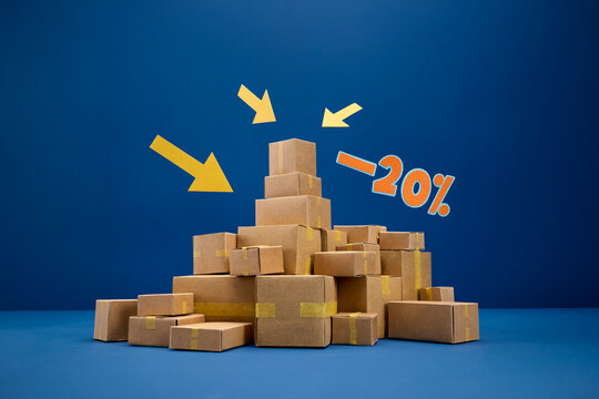 Pile of cardboard boxes with arrows and a 20% discount sign