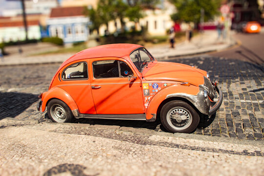 Um Volkswagen Typ 1, de cor laranja decorado com v&aacute;rios adesivos, conhecido no Brasil como Fusca ou Carocha em Portugal, em curitiba paran&aacute;, sul do brasil.