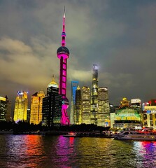Nocna panorama dzielnicy Pudong z Oriental Pearl Tower i drapaczami chmur w Szanghaju, Chiny © Magorzata