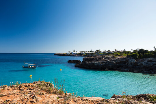 Plages et criques de la c&ocirc;te de Minorque, pr&egrave;s du village de Binibeca Vell, en Espagne. Eaux turquoise, falaises calcaires et paysages m&eacute;diterran&eacute;ens sous une lumi&egrave;re naturelle.