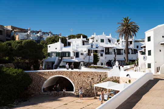 Ruelles du village blanc de Binibeca Vell &agrave; Minorque, en Espagne. Maisons traditionnelles blanchies &agrave; la chaux, passages &eacute;troits et architecture m&eacute;diterran&eacute;enne typique.