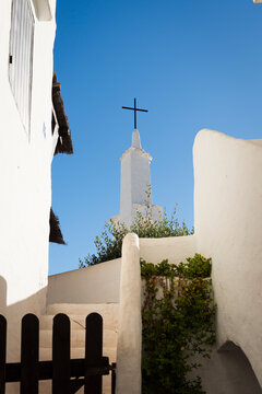 Ruelles du village blanc de Binibeca Vell &agrave; Minorque, en Espagne. Maisons traditionnelles blanchies &agrave; la chaux, passages &eacute;troits et architecture m&eacute;diterran&eacute;enne typique.