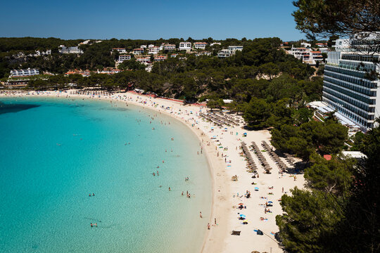 Plages et criques de la c&ocirc;te de Minorque, pr&egrave;s du village de Binibeca Vell, en Espagne. Eaux turquoise, falaises calcaires et paysages m&eacute;diterran&eacute;ens sous une lumi&egrave;re naturelle.