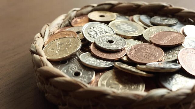 日本の小銭がこぼれ落ちる様子　コイン　お金　小銭貯金　手数料