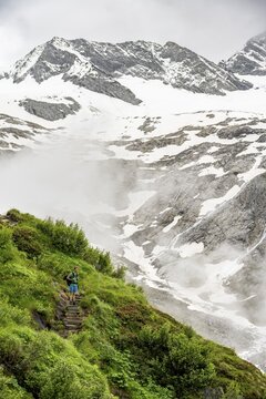 Mountaineers on a hiking trail, in the background glaciated peak Dosso Largo and glacier Schlegeiskees, cloudy atmospheric mountain landscape, ascent to Furtschaglhaus, Berliner H&ouml;henweg, Zillertal, Tyrol, Austria