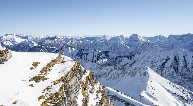 Mountaineers in winter in the snow, Am Schafreuter, Karwendel Mountains, Alps in good weather, Bavaria, Germany