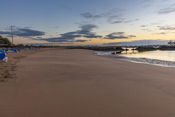 Obraz premium Wide Sandy Shore of Playa de la Guirra Beach in Fuerteventura at Dawn