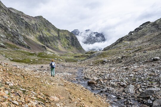 Mountaineers on a hiking trail, high mountain landscape at the Obere Senner Egete, Seven Lakes Hike, Stubai Alps, near Ridnaun, South Tyrol, Italy