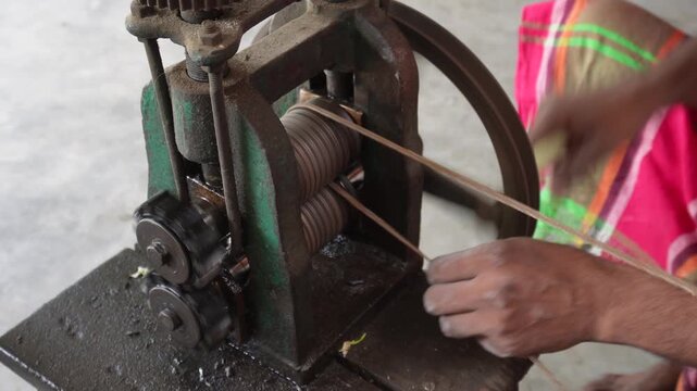 Jewellery rolling machine in action