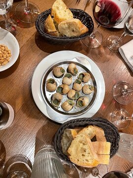 Escargots franz&ouml;sische Weinbergschnecken mit Kr&auml;uterbutter serviert als Vorspeise