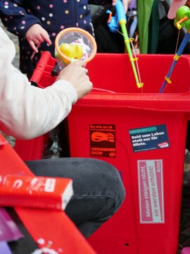 Fische angeln in Plastiktonne - Kinderfest