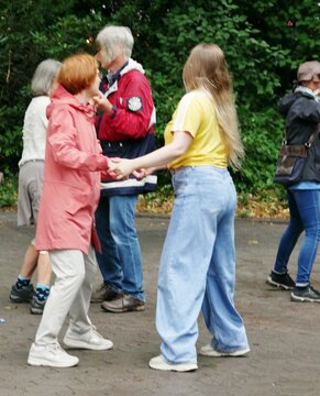 Jung und alt tanzen miteinander 