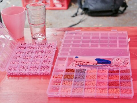 Perlen und Buchstaben zum Kettenbasteln