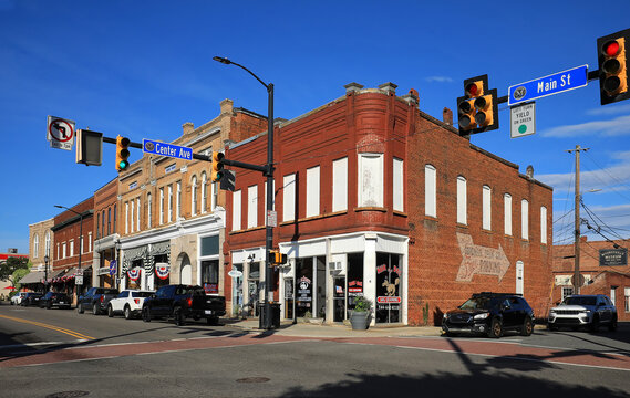 Downtown Mooresville at Main Street and Center Avenue, in Mooresville, North Carolina, USA.