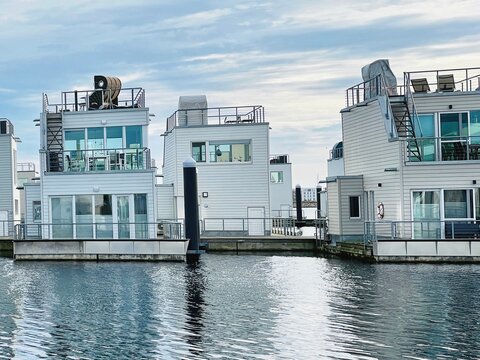 Moderne Hausboote in Olpenitz an der Ostseek&uuml;ste Schleswig-Holsteins