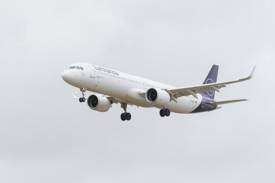 Lufthansa airbus a321 commercial jet airplane approaching lisbon airport