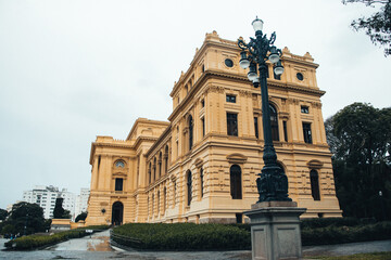 Obraz premium The Ipiranga Museum and an Ornate Street Lamp