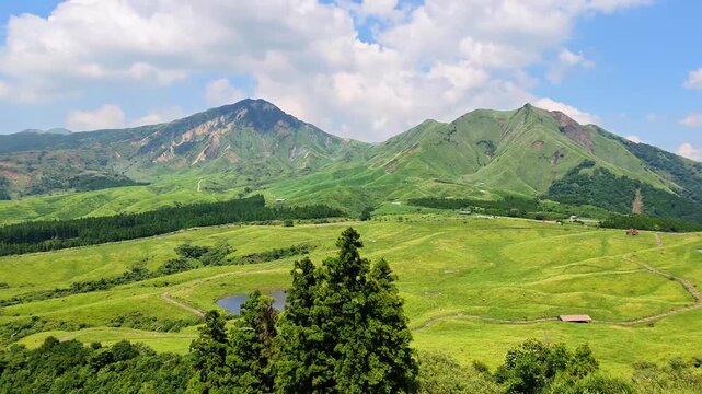 阿蘇の夜峰山から見える烏帽子岳　あか牛