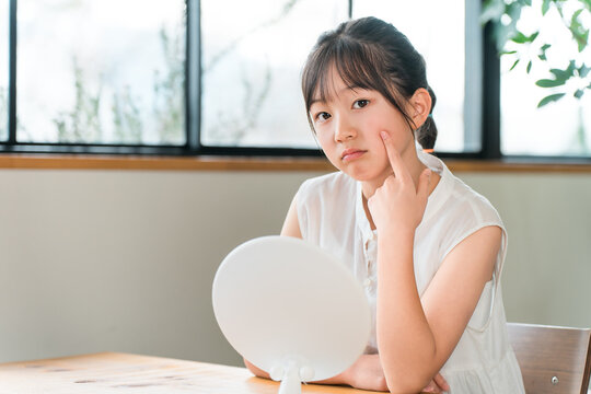 Elementary and middle school girls who look in the mirror and are troubled by skin problems and acne.