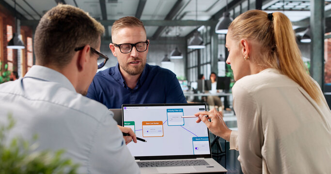 Project Manager Guides Diverse Team Using AI Tools
