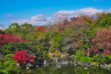 Obraz premium Osaka, Japan - November 17, 2018: Japanese garden of Expo'70 commemorative park in autumn, shot in Osaka, Japan.